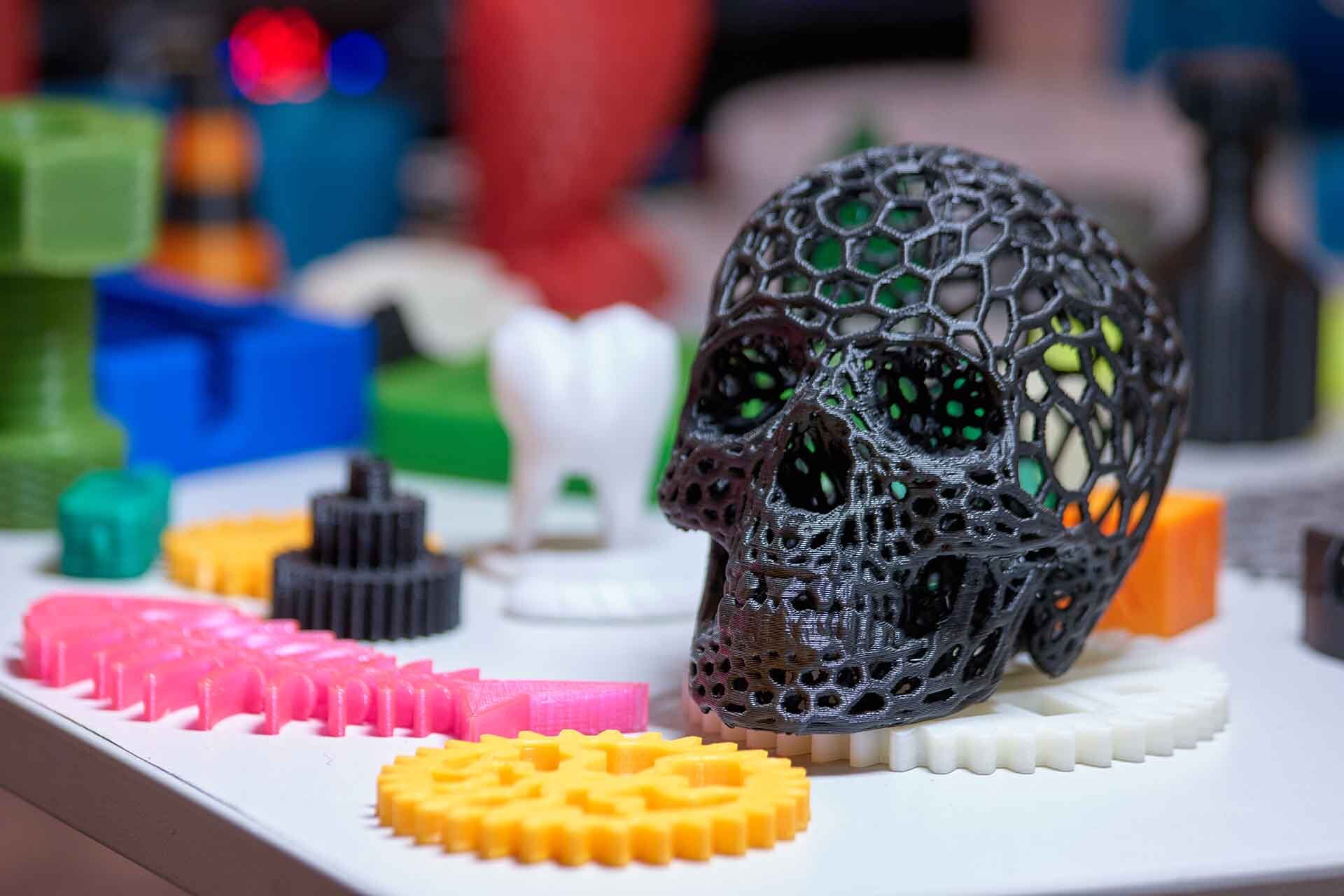 PLA filament — cievky C-TECH, SUNLU a Spectrum v regáli Mirael3D