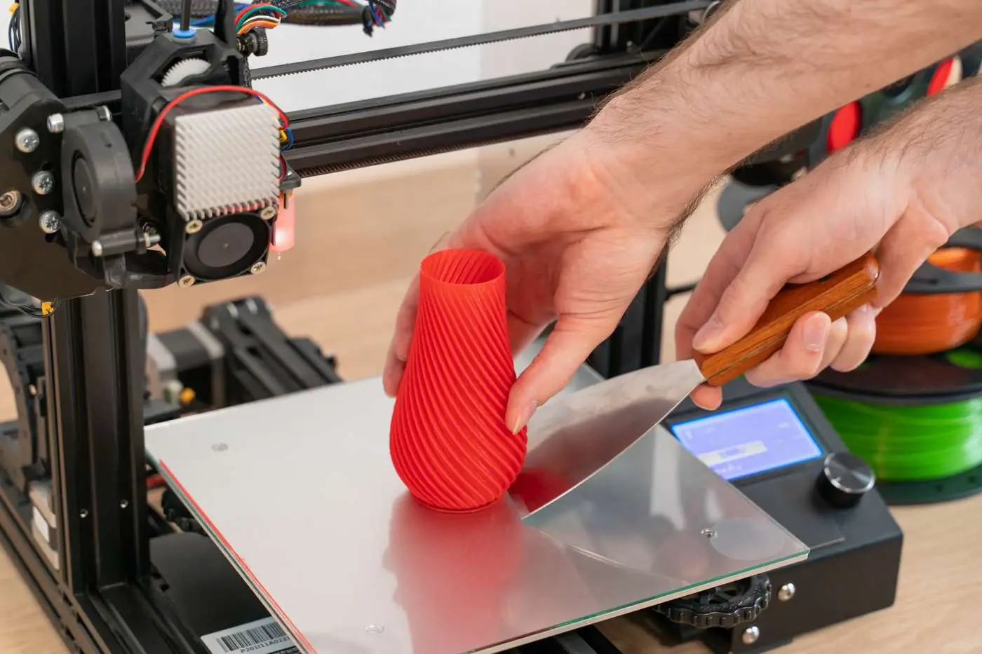 PLA filament — cievky C-TECH, SUNLU a Spectrum v regáli Mirael3D